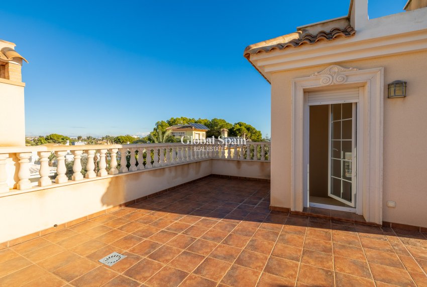 Wiederverkauf - Villa -
ORIHUELA COSTA - CABO ROIG