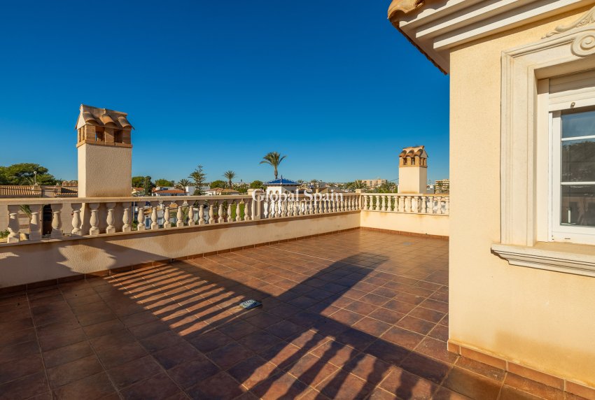 Wiederverkauf - Villa -
ORIHUELA COSTA - CABO ROIG