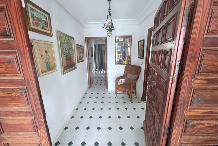 Wiederverkauf - VILLA -
ORIHUELA COSTA - CAMPOAMOR