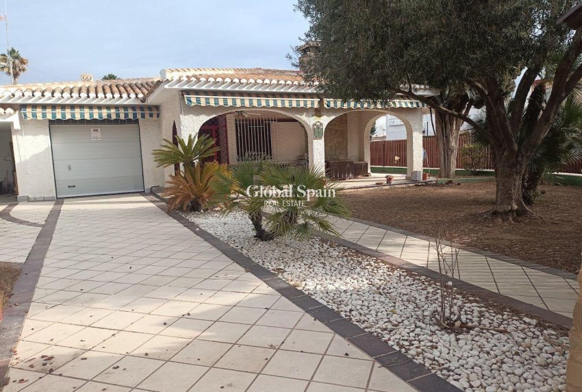 Wiederverkauf - VILLA -
ORIHUELA COSTA - CAMPOAMOR
