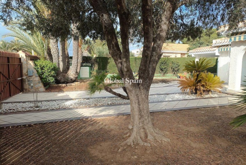 Wiederverkauf - VILLA -
ORIHUELA COSTA - CAMPOAMOR