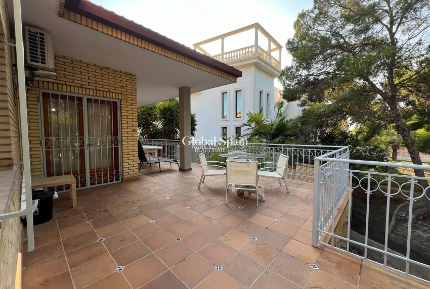 Wiederverkauf - VILLA -
ORIHUELA COSTA - CAMPOAMOR