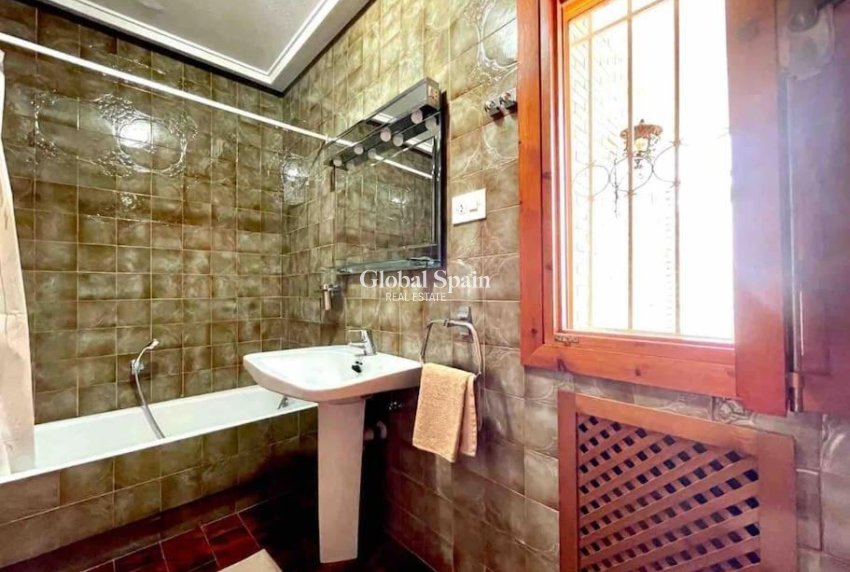 Wiederverkauf - VILLA -
ORIHUELA COSTA - CAMPOAMOR