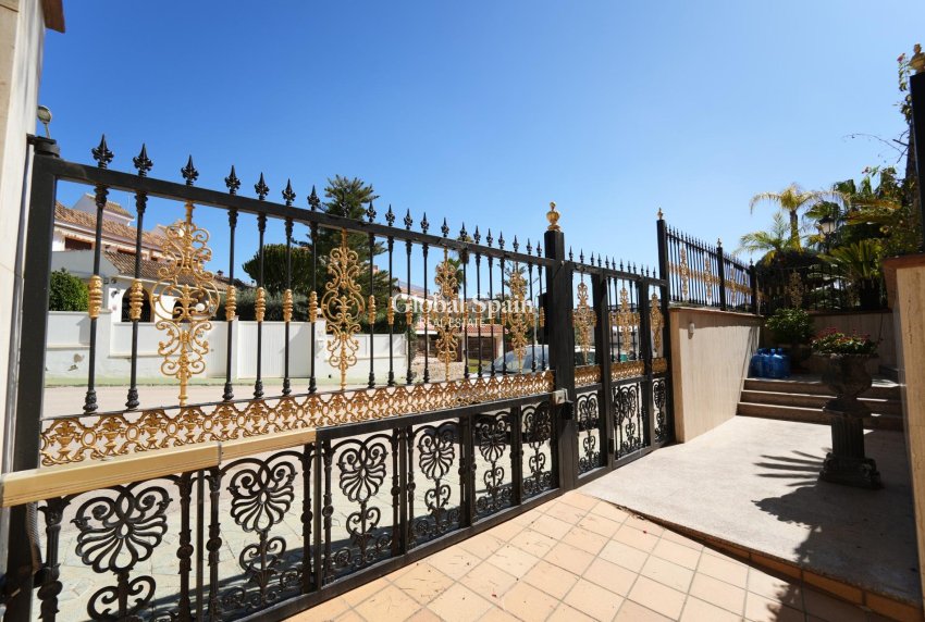 Wiederverkauf - VILLA -
ORIHUELA COSTA - CAMPOAMOR