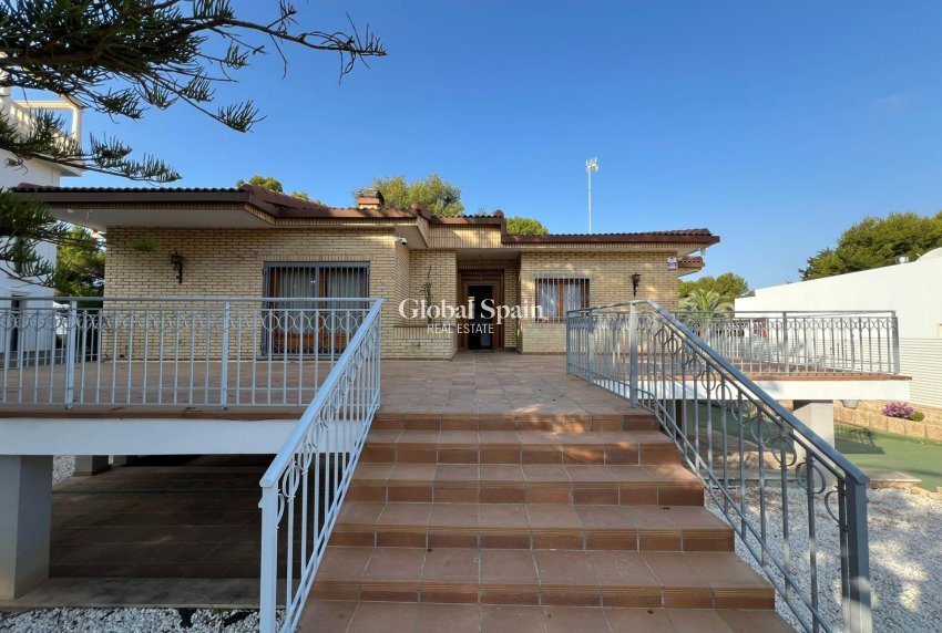 Wiederverkauf - VILLA -
ORIHUELA COSTA - CAMPOAMOR