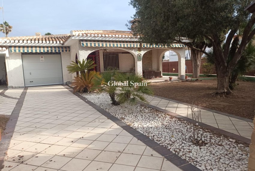 Wiederverkauf - VILLA -
ORIHUELA COSTA - CAMPOAMOR