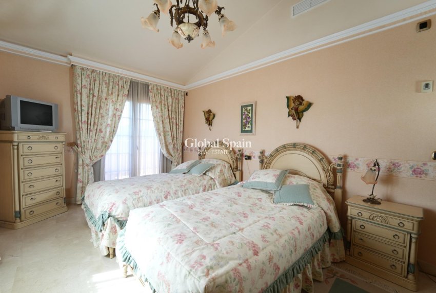 Wiederverkauf - VILLA -
ORIHUELA COSTA - CAMPOAMOR