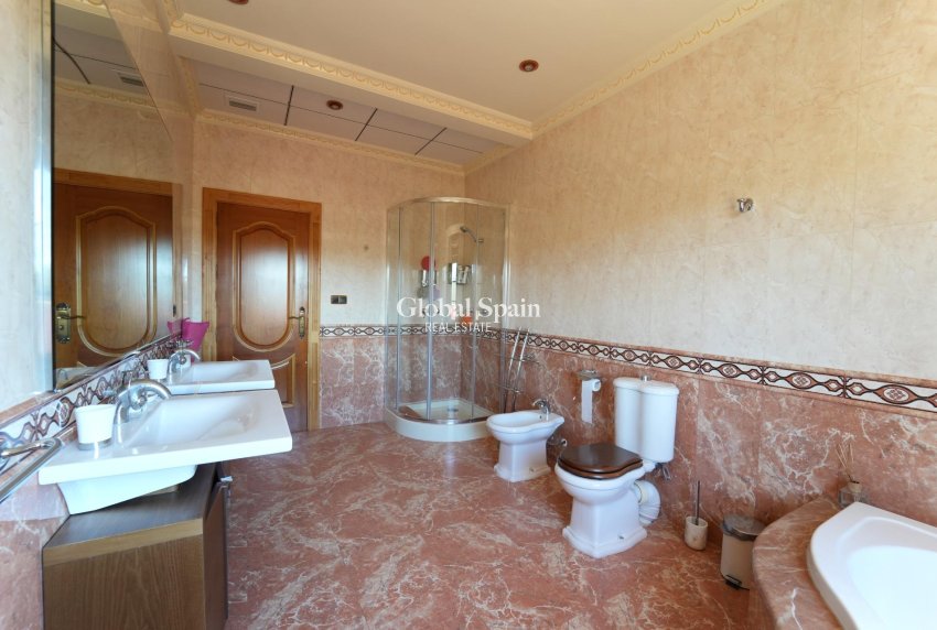 Wiederverkauf - VILLA -
ORIHUELA COSTA - CAMPOAMOR