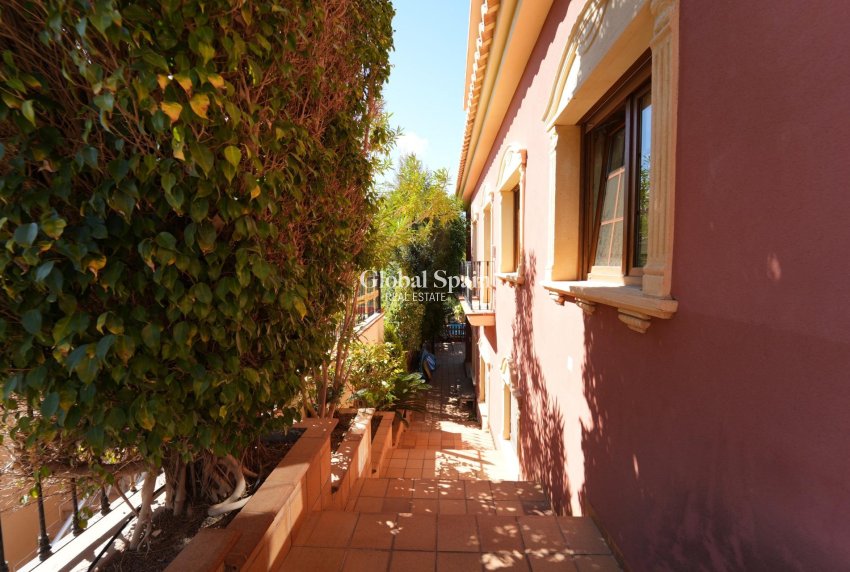 Wiederverkauf - VILLA -
ORIHUELA COSTA - CAMPOAMOR