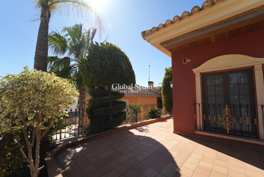 Wiederverkauf - VILLA -
ORIHUELA COSTA - CAMPOAMOR