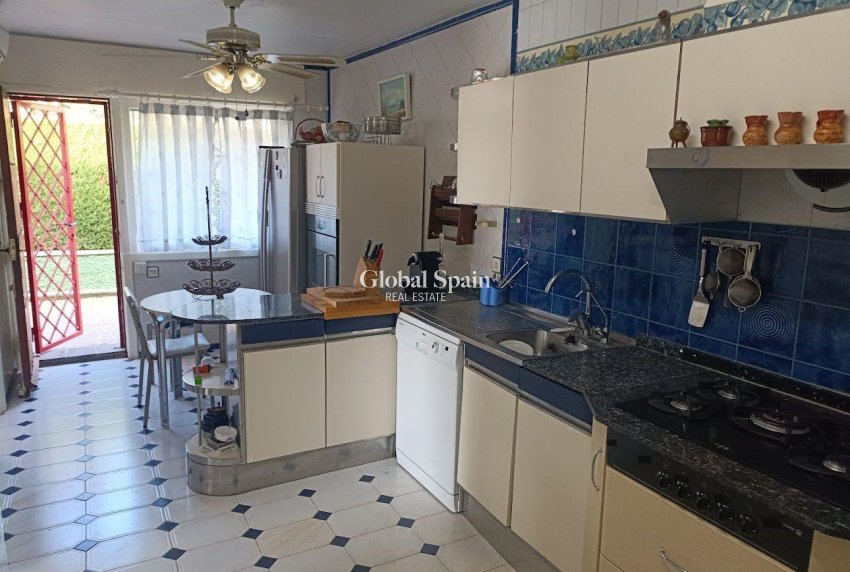 Wiederverkauf - VILLA -
ORIHUELA COSTA - CAMPOAMOR