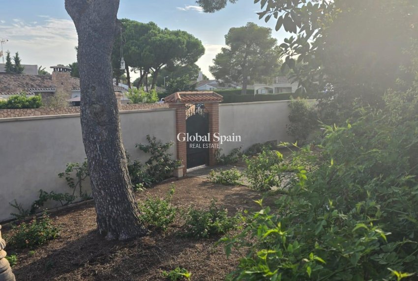 Wiederverkauf - VILLA -
ORIHUELA COSTA - CAMPOAMOR