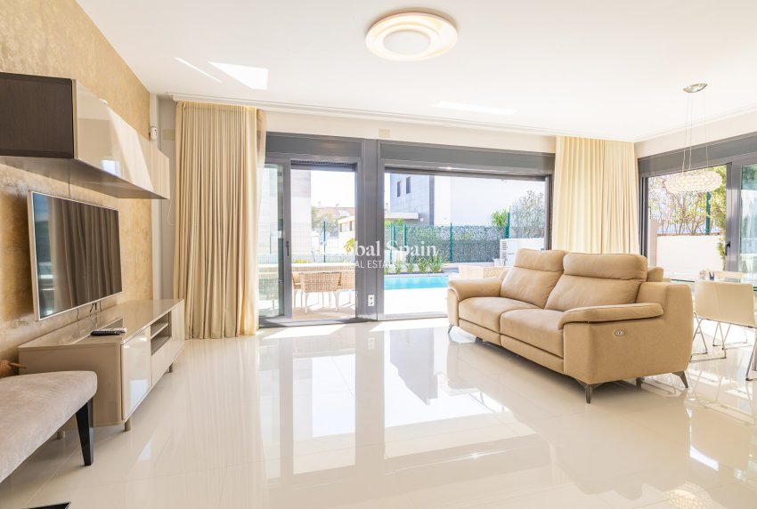 Wiederverkauf - Villa -
ORIHUELA COSTA - CAMPOAMOR