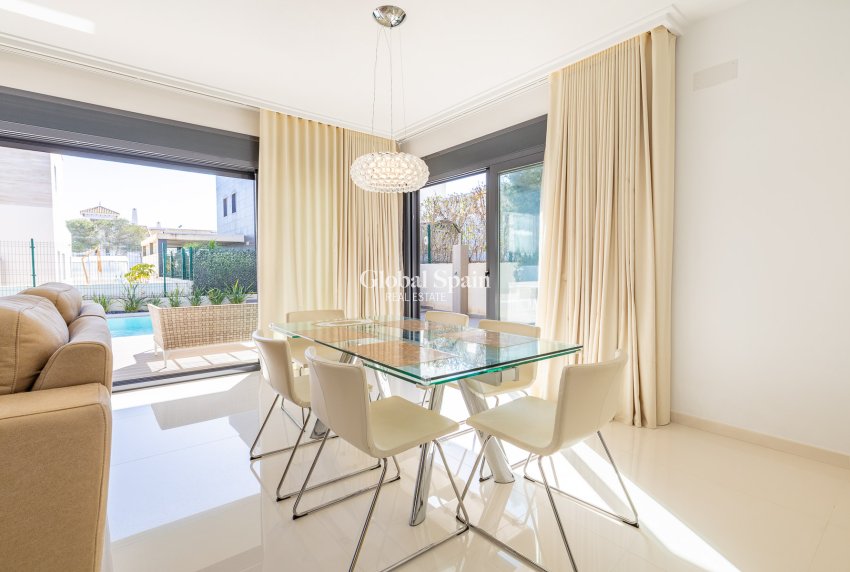 Wiederverkauf - Villa -
ORIHUELA COSTA - CAMPOAMOR