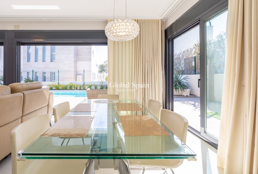 Wiederverkauf - Villa -
ORIHUELA COSTA - CAMPOAMOR