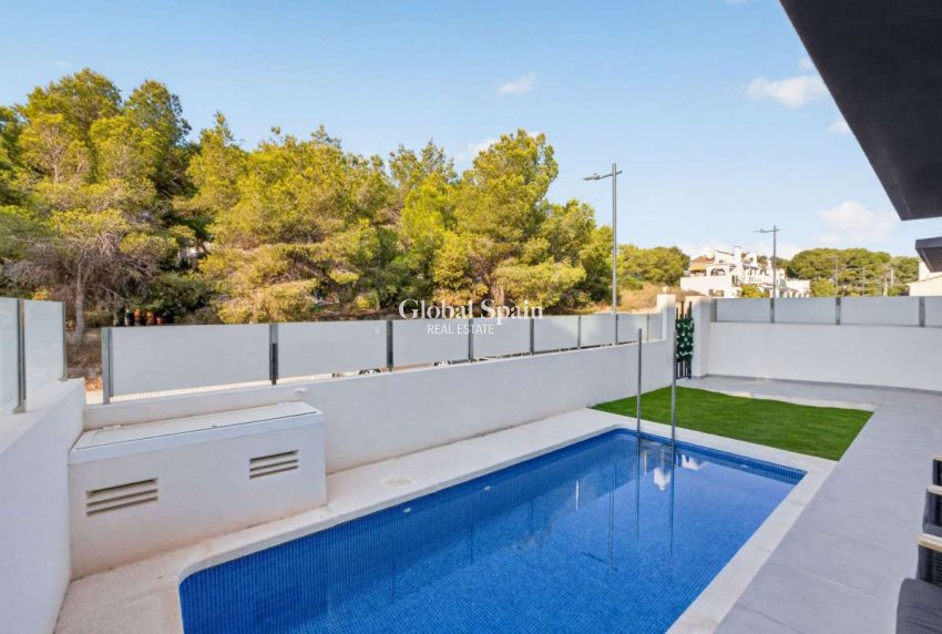 Wiederverkauf - VILLA -
ORIHUELA COSTA - Inland