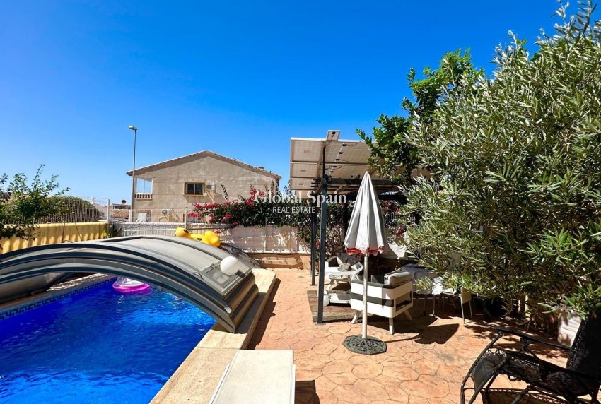 Wiederverkauf - VILLA -
ORIHUELA COSTA - La Regia