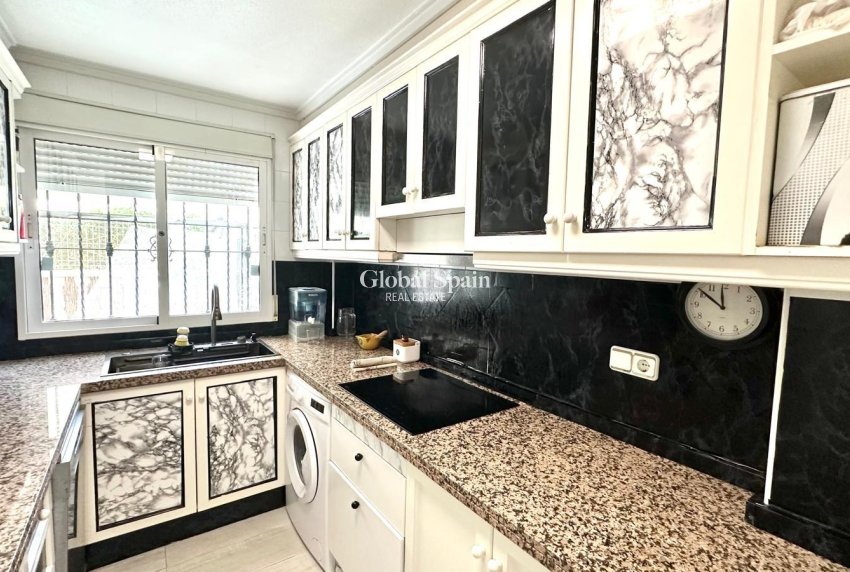 Wiederverkauf - VILLA -
ORIHUELA COSTA - La Regia