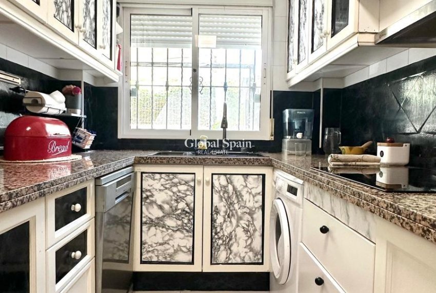 Wiederverkauf - VILLA -
ORIHUELA COSTA - La Regia