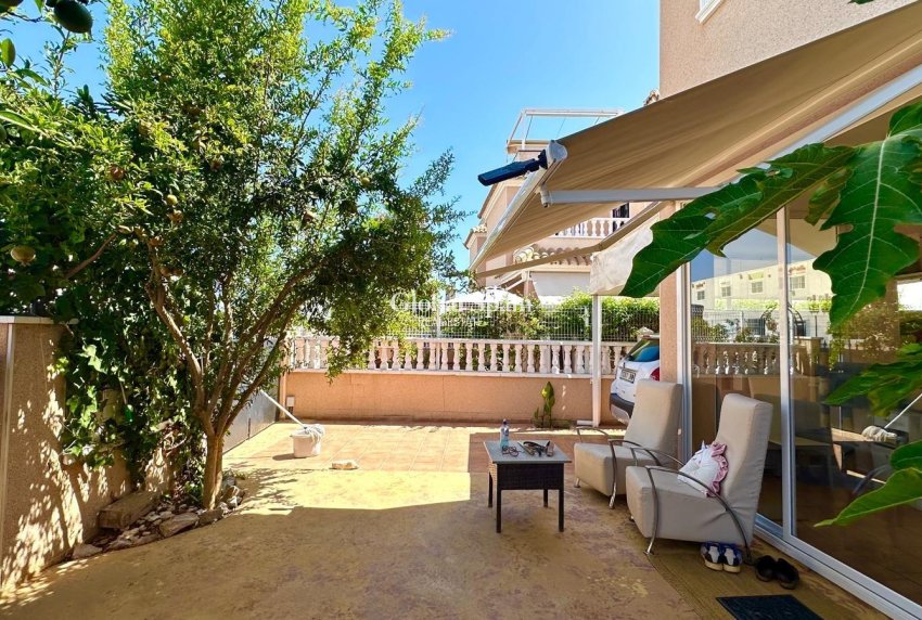 Wiederverkauf - VILLA -
ORIHUELA COSTA - La Regia