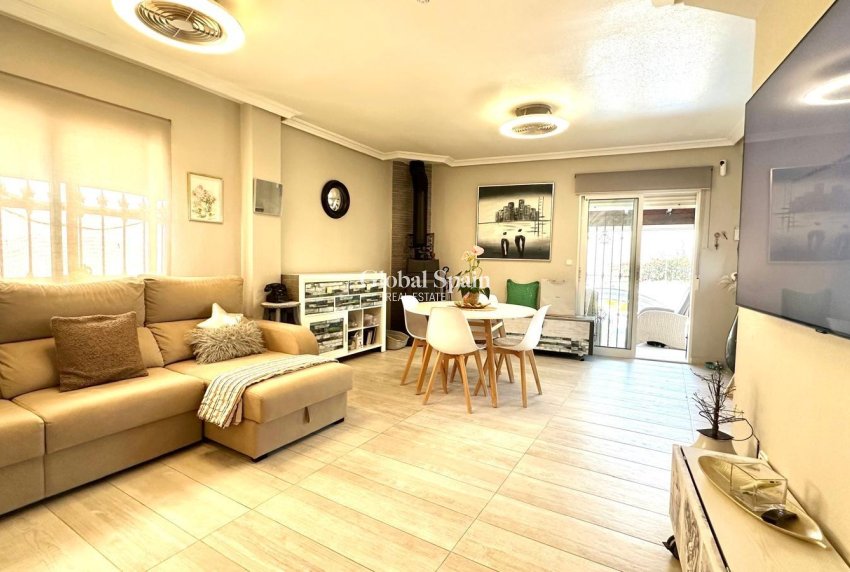 Wiederverkauf - VILLA -
ORIHUELA COSTA - La Regia