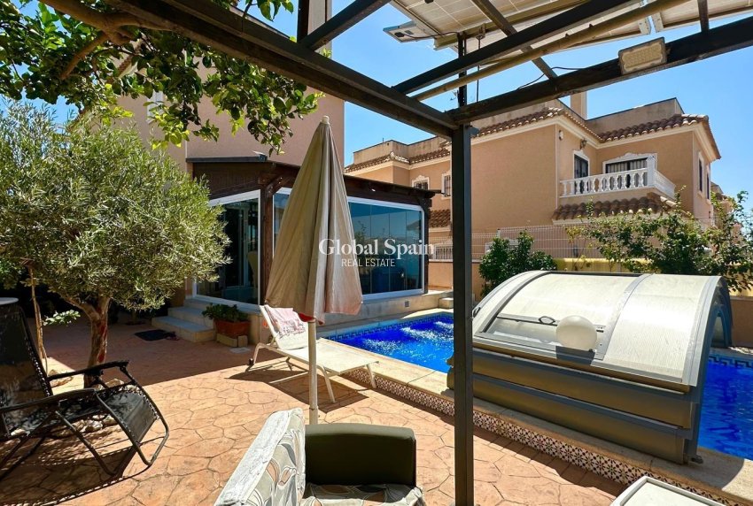 Wiederverkauf - VILLA -
ORIHUELA COSTA - La Regia