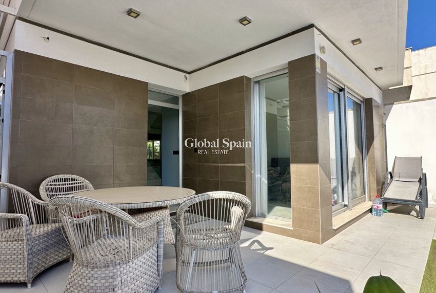 Wiederverkauf - Villa -
ORIHUELA COSTA - Lomas de Cabo Roig