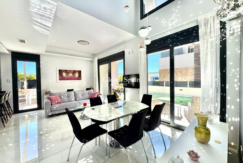 Wiederverkauf - VILLA -
ORIHUELA COSTA - Lomas de Cabo Roig