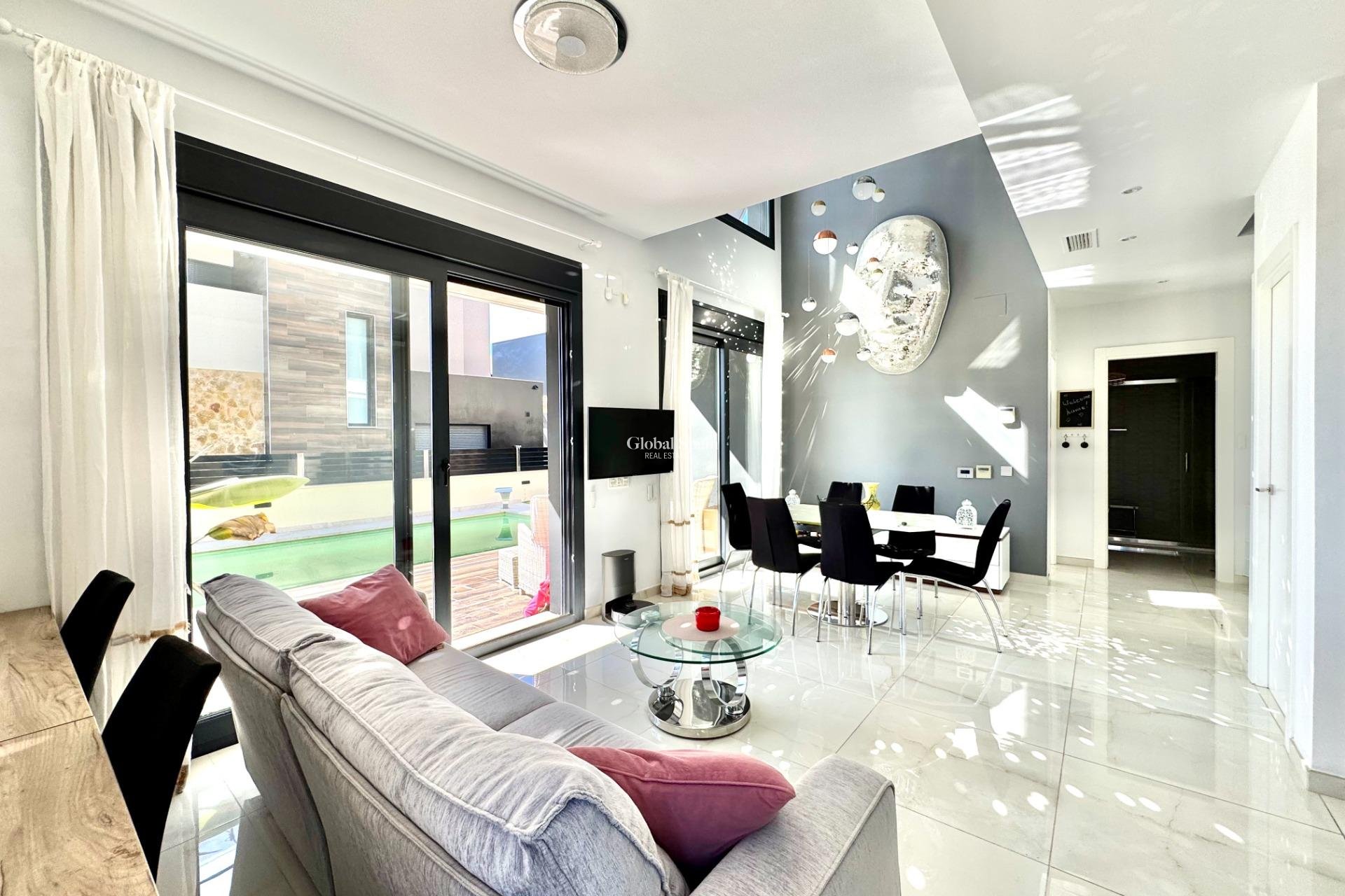 Wiederverkauf - VILLA -
ORIHUELA COSTA - Lomas de Cabo Roig