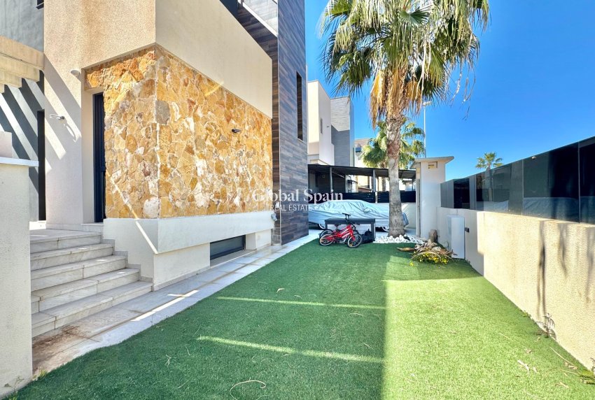 Wiederverkauf - VILLA -
ORIHUELA COSTA - Lomas de Cabo Roig