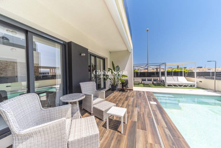 Wiederverkauf - Villa -
ORIHUELA COSTA - Lomas de Cabo Roig