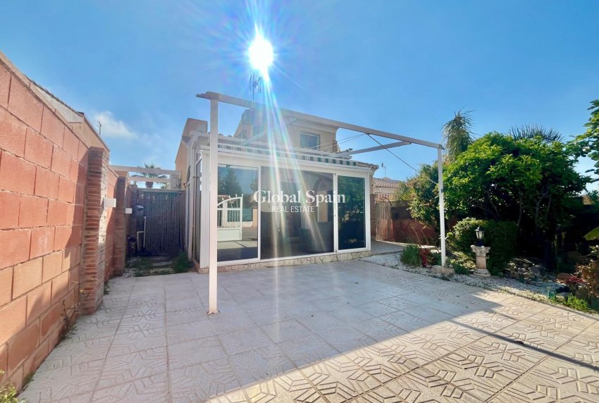 Wiederverkauf - VILLA -
ORIHUELA COSTA - Los Almendros-la Florida