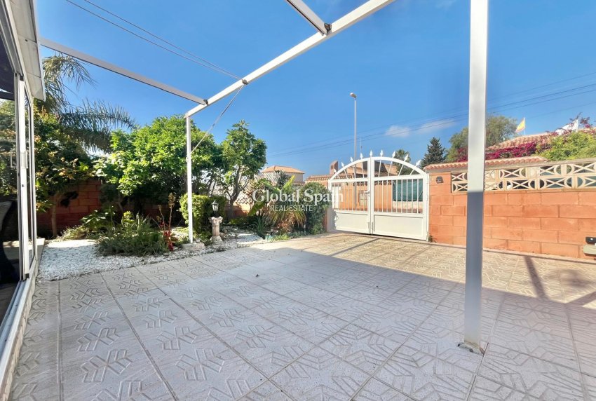 Wiederverkauf - VILLA -
ORIHUELA COSTA - Los Almendros-la Florida