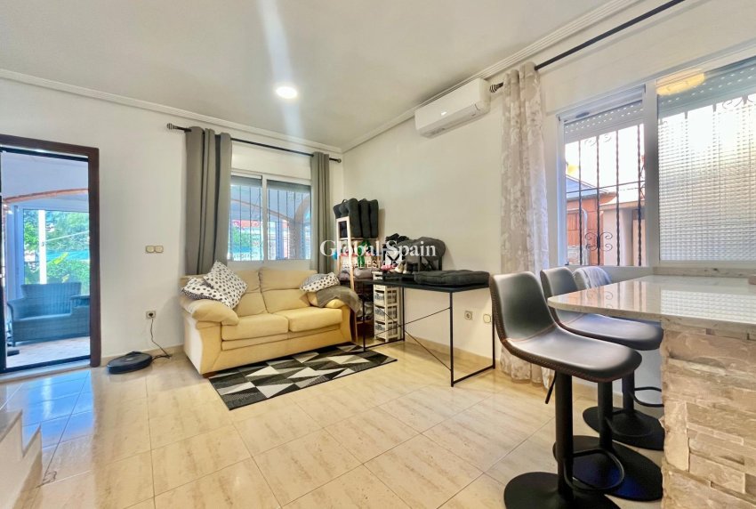 Wiederverkauf - VILLA -
ORIHUELA COSTA - Los Almendros-la Florida