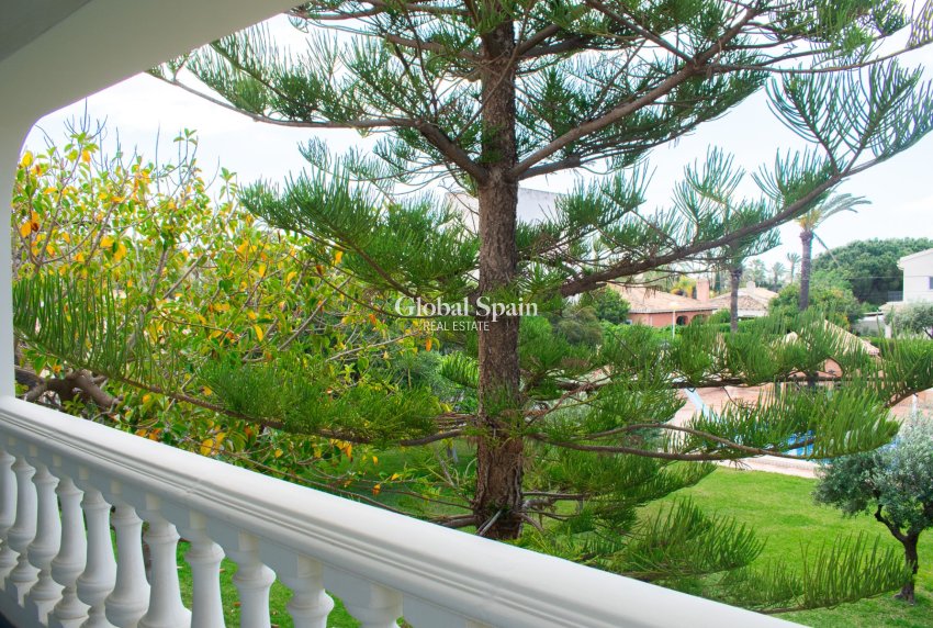 Wiederverkauf - VILLA -
ORIHUELA COSTA - MUY CERCA DE LA PLAYA