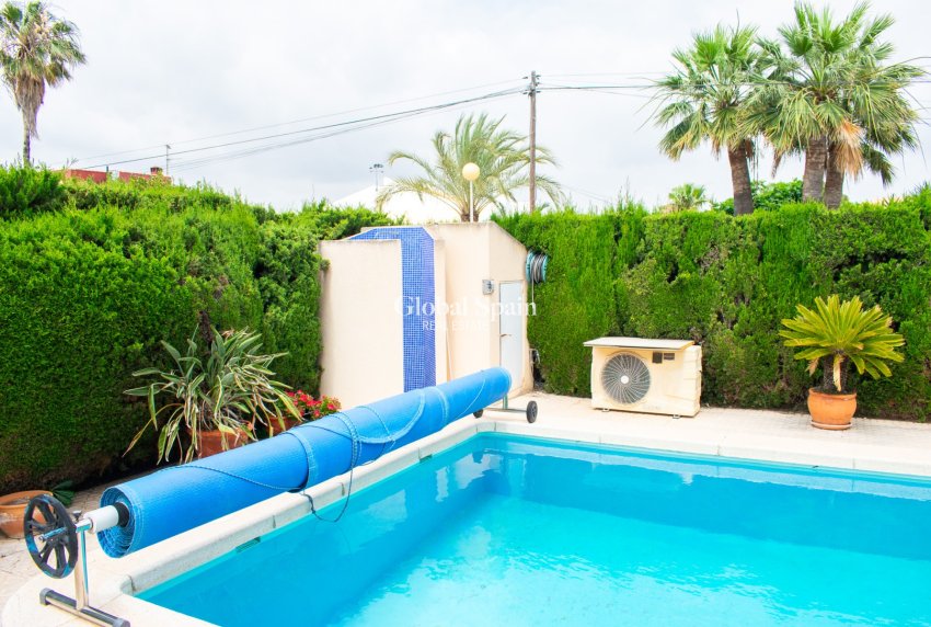 Wiederverkauf - VILLA -
ORIHUELA COSTA - MUY CERCA DE LA PLAYA