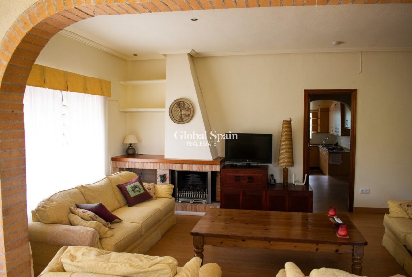 Wiederverkauf - VILLA -
ORIHUELA COSTA - MUY CERCA DE LA PLAYA