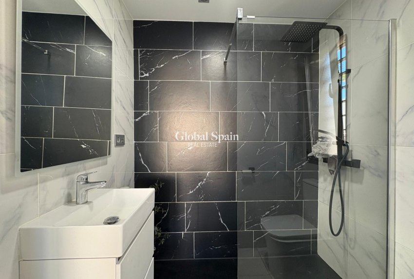 Wiederverkauf - Villa -
ORIHUELA COSTA - VILLAMARTÍN