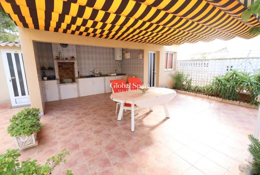 Wiederverkauf - Villa -
ORIHUELA COSTA - VILLAMARTÍN