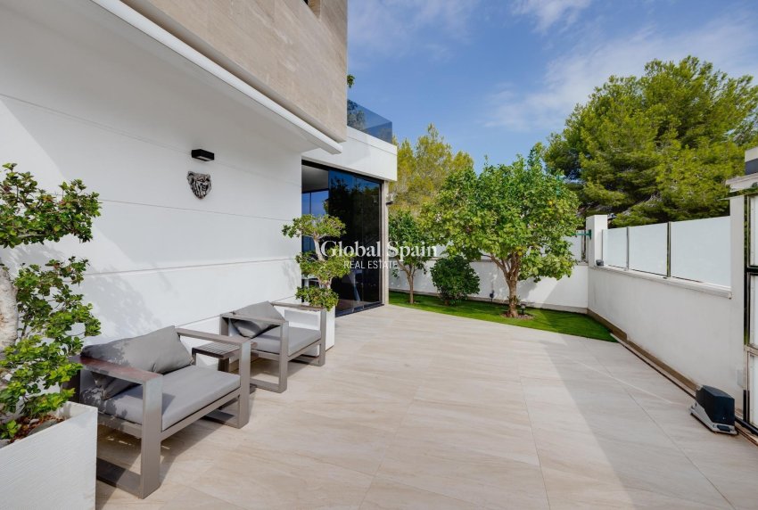 Wiederverkauf - Villa -
ORIHUELA COSTA - VILLAMARTÍN