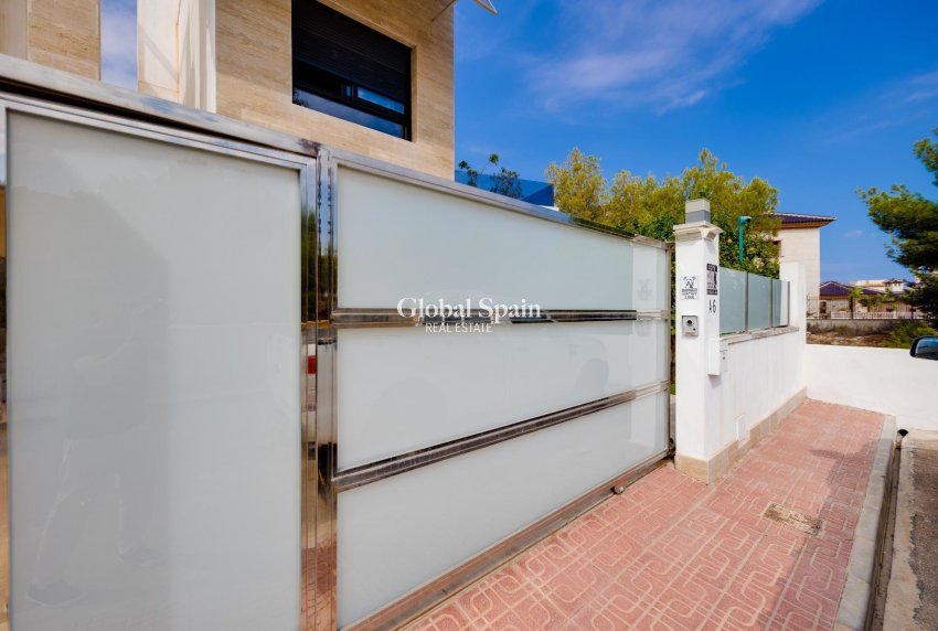 Wiederverkauf - Villa -
ORIHUELA COSTA - VILLAMARTÍN