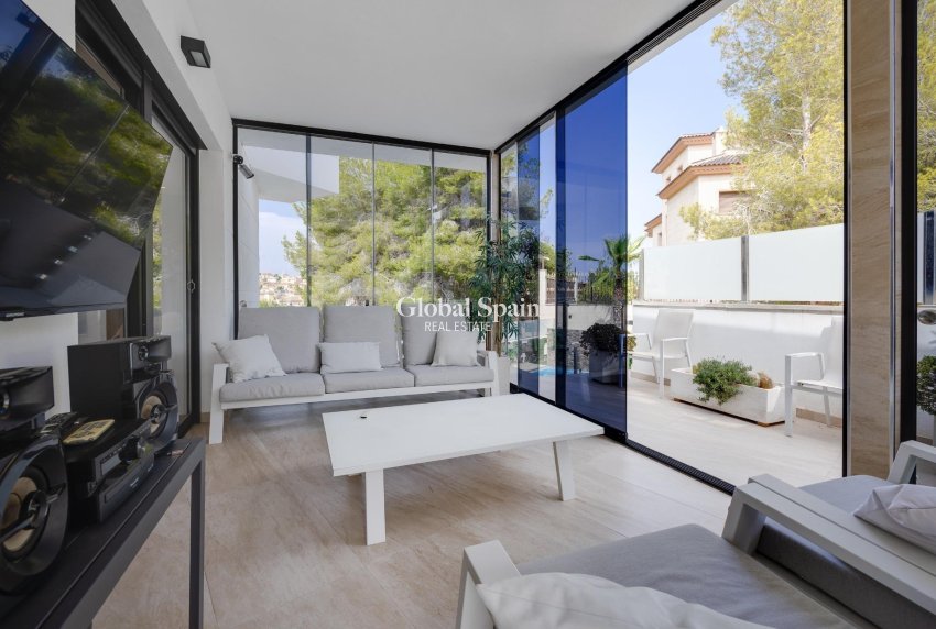 Wiederverkauf - Villa -
ORIHUELA COSTA - VILLAMARTÍN