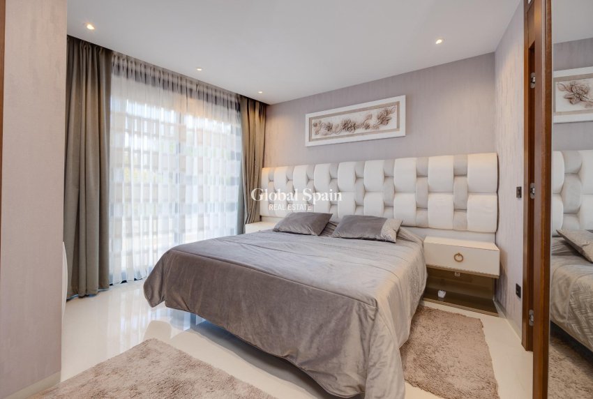 Wiederverkauf - Villa -
ORIHUELA COSTA - VILLAMARTÍN