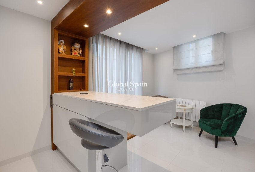 Wiederverkauf - Villa -
ORIHUELA COSTA - VILLAMARTÍN