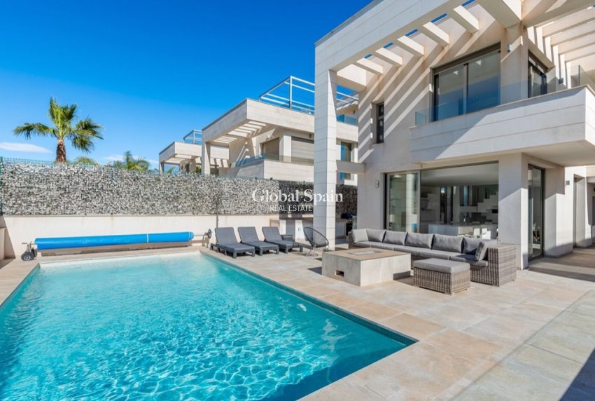 Wiederverkauf - Villa -
ORIHUELA COSTA - VILLAMARTÍN