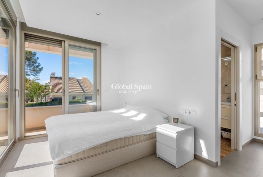 Wiederverkauf - Villa -
ORIHUELA COSTA - VILLAMARTÍN