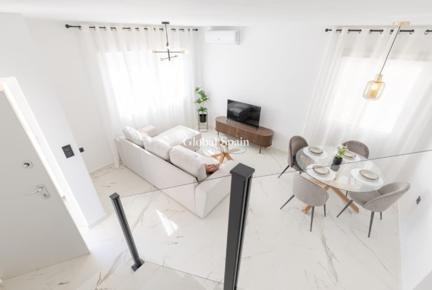 Wiederverkauf - Villa -
ORIHUELA COSTA - VILLAMARTÍN