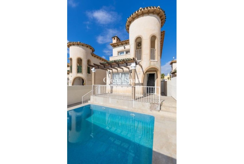 Wiederverkauf - Villa -
ORIHUELA COSTA - VILLAMARTÍN