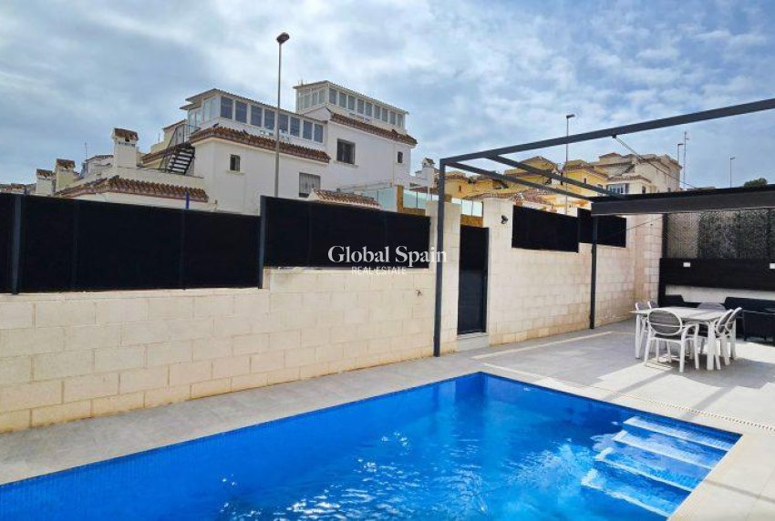 Wiederverkauf - Villa -
ORIHUELA COSTA - VILLAMARTÍN