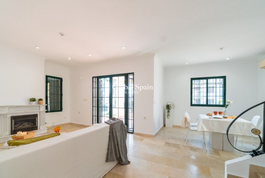 Wiederverkauf - Villa -
ORIHUELA COSTA - VILLAMARTÍN